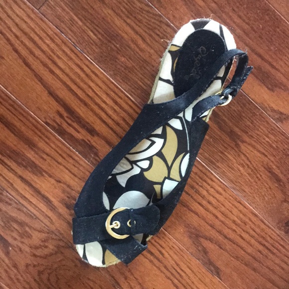 3 Pair of cute slip on Shoes. - Picture 3 of 4